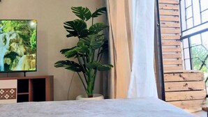 Apartamento Business | Zona de estar | Smart TV de 24 pulgadas con canales digitales
