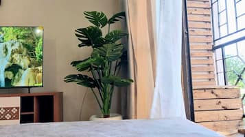 Business Apartment | Ruang tamu | 24 inci sebuah televisyen pintar dengan digital