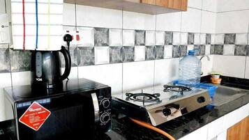 Business Apartment | Private kitchen | Fridge, microwave, cookware/dishes/utensils
