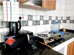 Apartament empresarial | Cuina privada | Frigorífic, microones i utensilis de cuina, vaixella i coberteria 