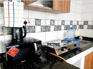 Appartement Affaires | Cuisine privée | Réfrigérateur, micro-ondes, batterie de cuisine, vaisselle et ustensiles