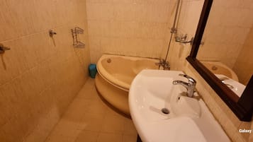 Secador de pelo, bidet, toallas, jabón