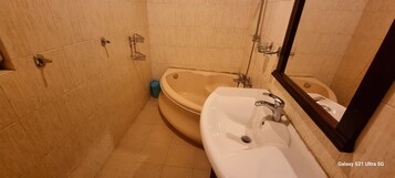 Secador de pelo, bidet, toallas, jabón