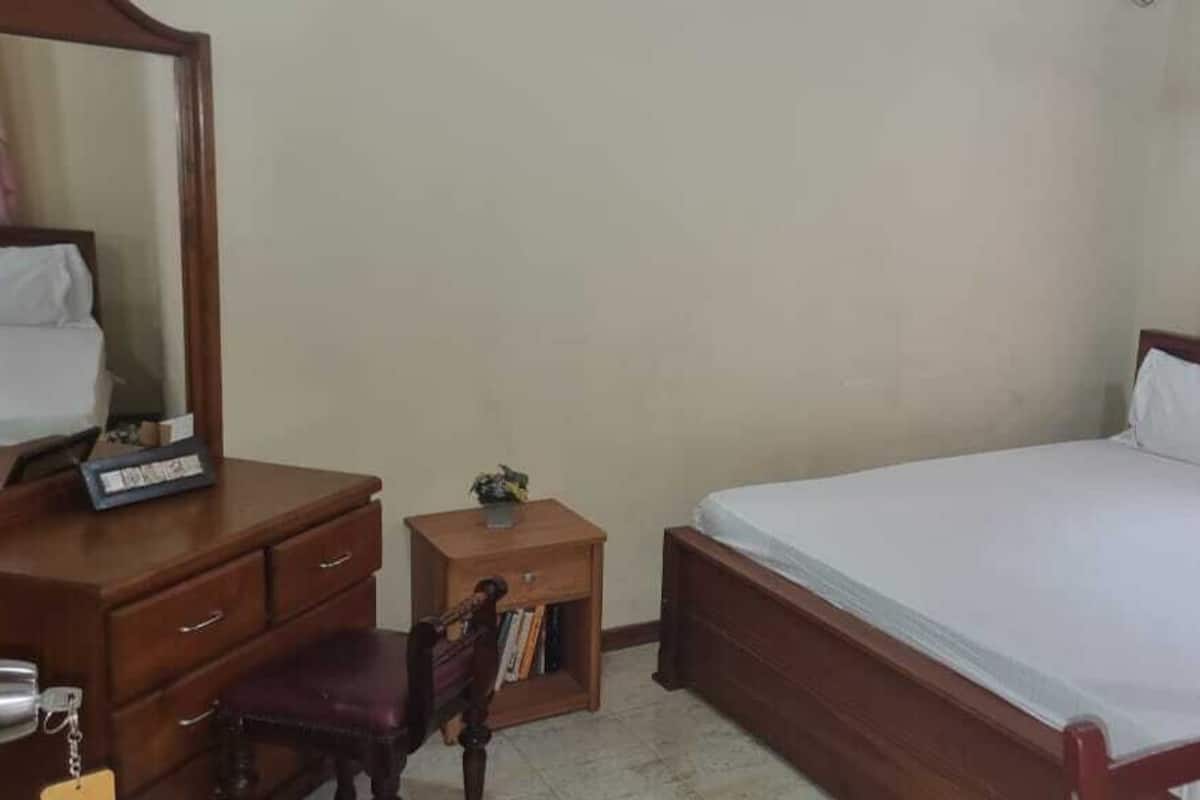 Phòng Deluxe, 1 giường cỡ queen | 1 phòng ngủ, bàn, truy cập Internet không dây miễn phí, bộ trải giường