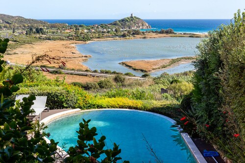 Villa Corbezzolo has it all: private pool & jacuzzi, sea views and near beach