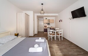 Tallelokero huoneessa, vauvan matkasänky, ilmainen Wi-Fi, vuodevaatteet