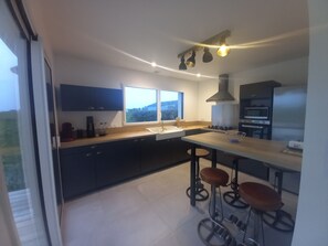 Fridge, microwave, oven, cookware/dishes/utensils - Maison Neuve Tout Confort Proche mer (Ploudalmézeau)