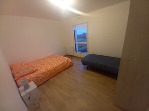 4 bedrooms, free WiFi, bed sheets - Maison Neuve Tout Confort Proche mer (Ploudalmézeau)