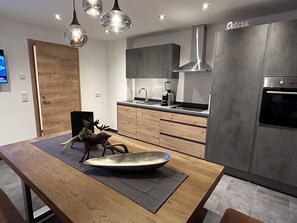 Fridge, oven, stovetop, dishwasher - Ferienwohnung Felben (Mittersill)
