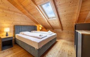 3 bedrooms, in-room safe, travel crib, free WiFi - Luxurious home in Bilje with WiFi (Bilje)