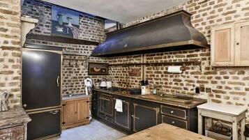 Frigorifero, piano cottura, lavastoviglie, macchina per tè/caffè