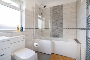 Ducha, secador de pelo, toallas