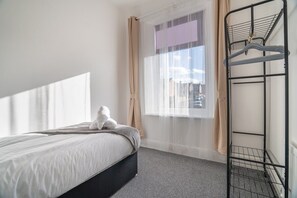 3 bedrooms, desk, iron/ironing board, WiFi - Cozy 3 Bed Apartment - Parking (Tyne and Wear)