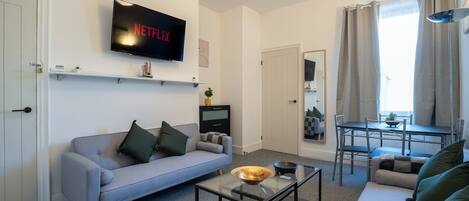 Una televisión, una oficina