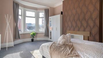 3 slaapkamers, een bureau, een strijkplank/strijkijzer, wifi