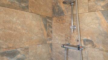 Douche, sĂšche-cheveux, serviettes fournies