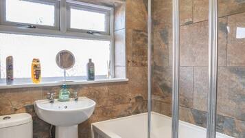 Een douche, een haardroger, handdoeken