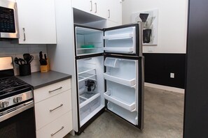 Private kitchen - 5Mile to Disney • Gym • Pool Table • Pet Ok • Parking (Santa Ana)