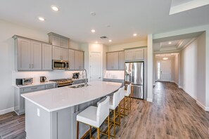 Microwave, oven, stovetop, dishwasher - Stunning Naples Vacation Home w/ Lanai! (Naples)