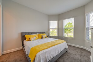 3 bedrooms, bed sheets - Stunning Naples Vacation Home w/ Lanai! (Naples)