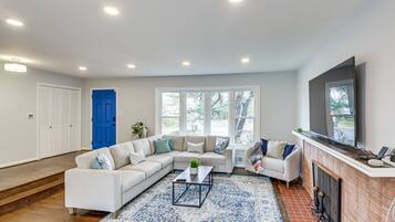 Televisión y chimenea