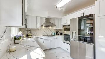 Microwave, oven, kompor, dan mesin pencuci piring