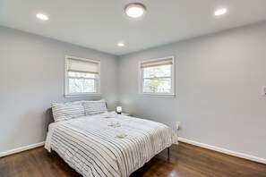 3 bedrooms, iron/ironing board, bed sheets - Updated Home w/ Yard ~ 4 Mi to Old Town Alexandria (Alexandria)