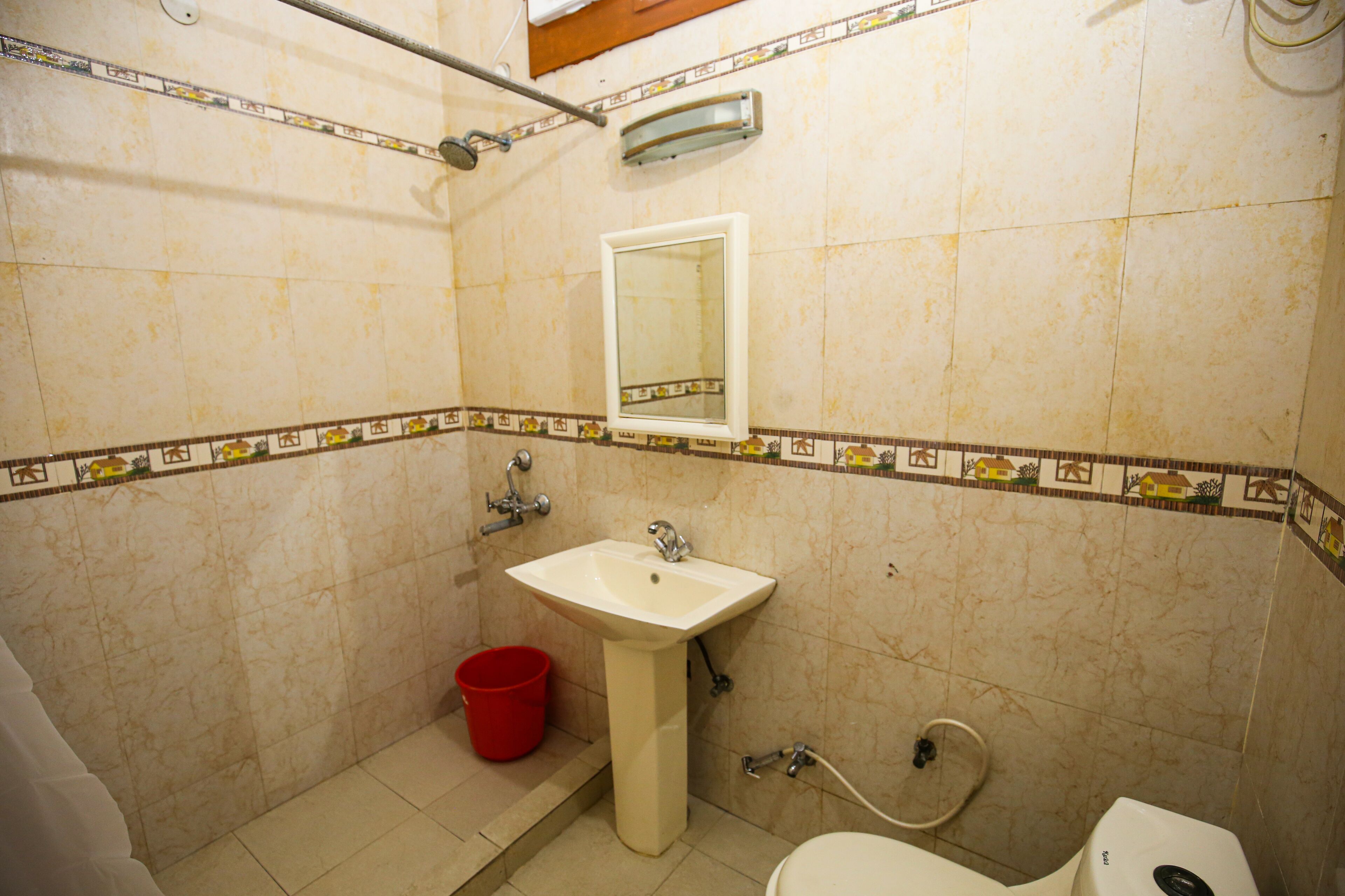 Douche, serviettes fournies, savon, shampoing