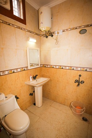 Een douche, handdoeken, zeep, shampoo