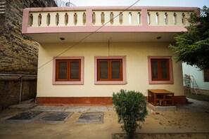 Exterior - Cozy Home Stay in Vrindavan right behind Iskcon temple with modern facilities. (Vrindavan)