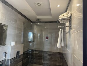 Shower, rainfall showerhead, hair dryer, slippers - VIP Al Fouad pyramids & spa (Giza)