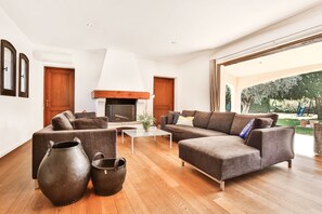 Een smart-tv, een open haard, een dvd-speler en een tafeltennistafel