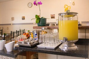Free daily buffet breakfast  - Hotel Pousada Rosim (Pirassununga)