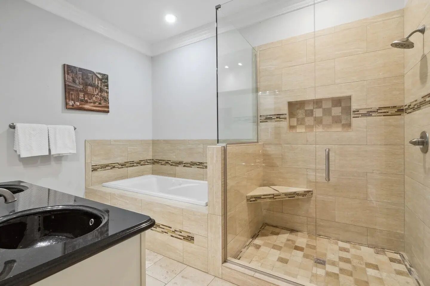 Baignoire à jets, sèche-cheveux, serviettes fournies, savon