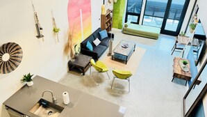 Een moderne leefruimte met keuken, eethoek en zithoek.