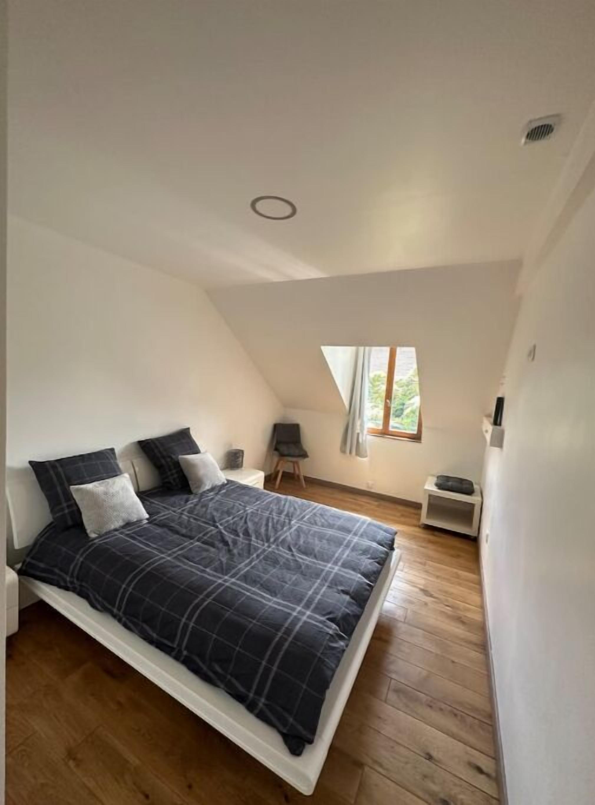 3 slaapkamers, een strijkplank/strijkijzer, reisbedje, gratis wifi