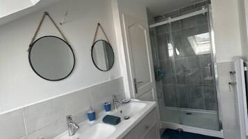 Doccia, asciugacapelli, asciugamani, sapone