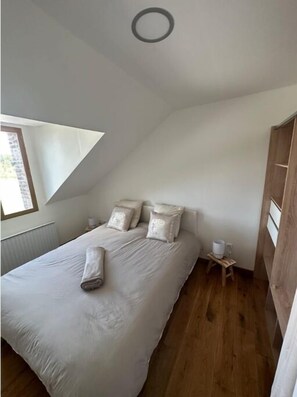 3 bedrooms, iron/ironing board, travel cot, free WiFi