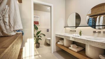 Luxe suite, 1 kingsize bed, uitzicht op zee | Badkamer | Een douche, een regendouche, designer toiletartikelen, een haardroger