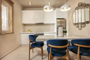 奢华套房, 1 张特大床, 海景 | 私人厨房 | 大冰箱、微波炉、烤箱、炉灶