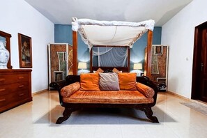 Design Room | Individually decorated, desk, laptop workspace, free WiFi - Loman Art House (Dakar)