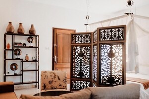 Decoración personalizada, escritorio y espacio para trabajar con laptop 