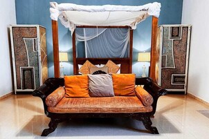 Decoración personalizada, escritorio y espacio para trabajar con laptop 