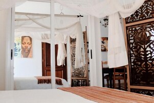 Decoración personalizada, escritorio y espacio para trabajar con laptop 