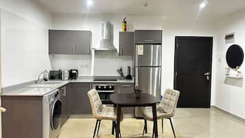 Apartamento | Cocina privada | Frigorífico grande, microondas, horno y placa de cocina