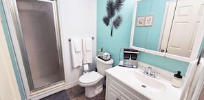 Een douche, een haardroger, handdoeken, zeep