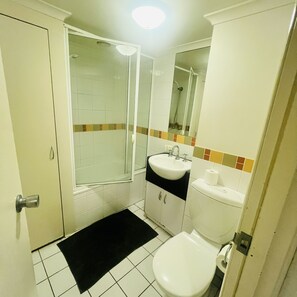 Family Studio | Bathroom | Combined shower/tub, bidet, towels, soap