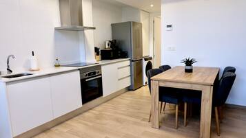 Frigorífico, microondas, horno y placa de cocina