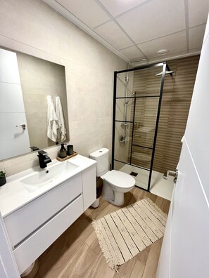 Shower, hair dryer, towels, soap - New Constructed Family Villa (el Gran Alacant)