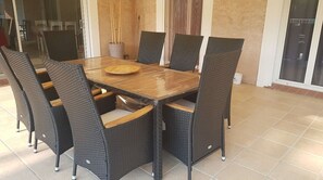 Outdoor dining - Maison Pleine de Charme (Saint-Féliu-d'Avall)